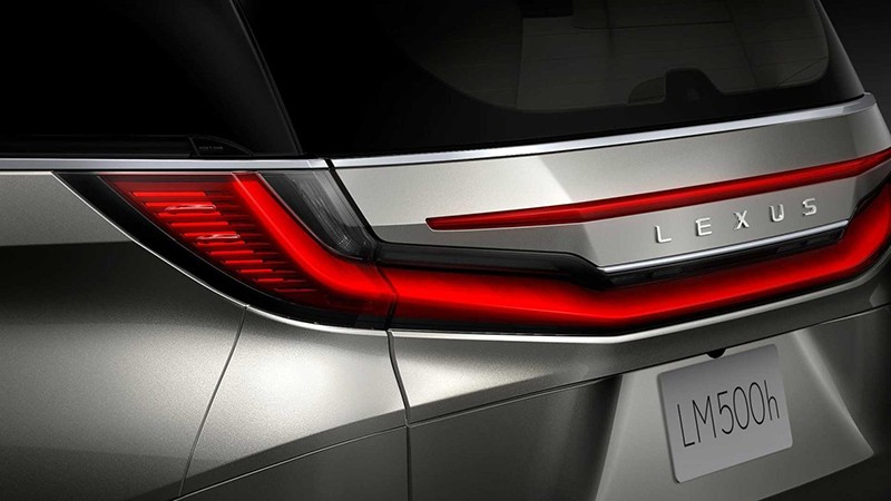 Lexus LM500h 2024 sở hữu phần đuôi xe vuông vức, hiện đại với thiết kế đèn hậu LED mở rộng