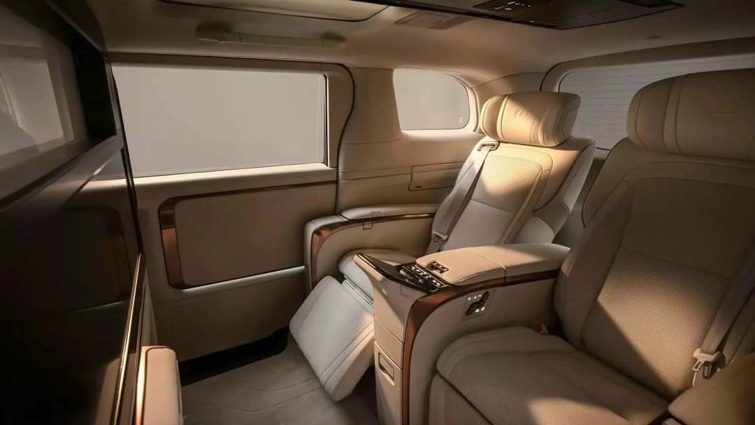 Hệ thống ghế ngồi Lexus LM500h 2024 được làm từ chất liệu da cao cấp