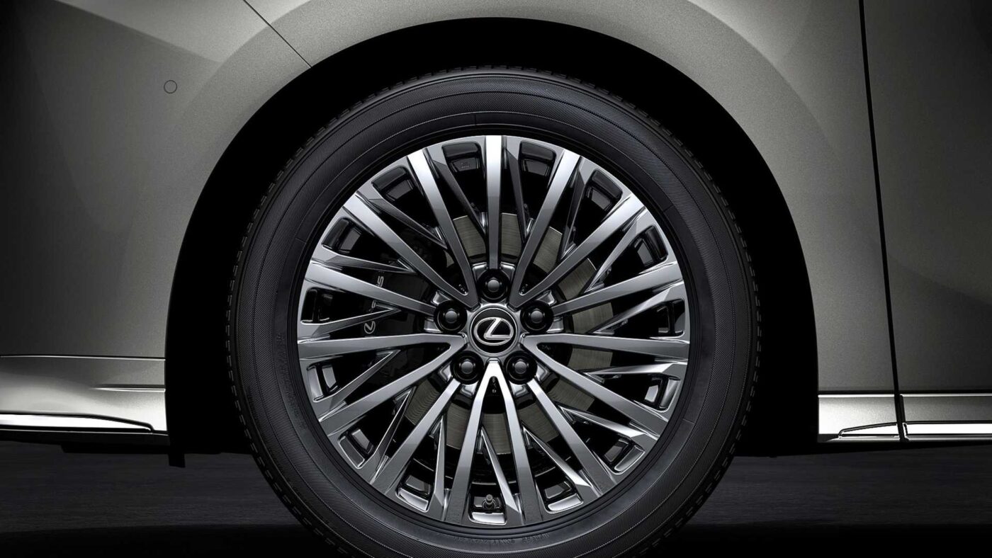 Lexus LM500h sở hữu khung gầm thế hệ mới nhất của Lexus TNGA-K giúp tối ưu hóa độ cứng và duy trì sự ổn định thân xe trong mọi tình huống