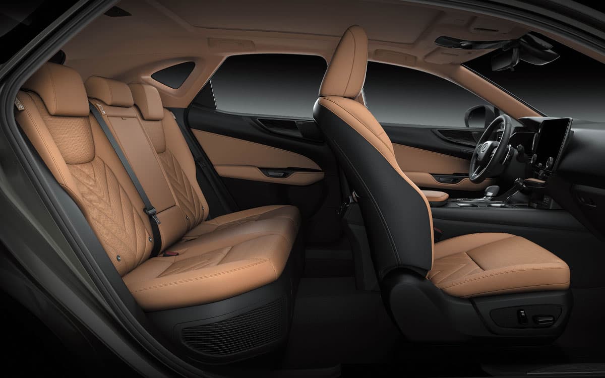 Lexus NX 350 2024 sở hữu nhiều sự đổi mới về trang bị tiện nghi nhằm mang đến sự thoải mái cho hành khách trên mọi hành trình.