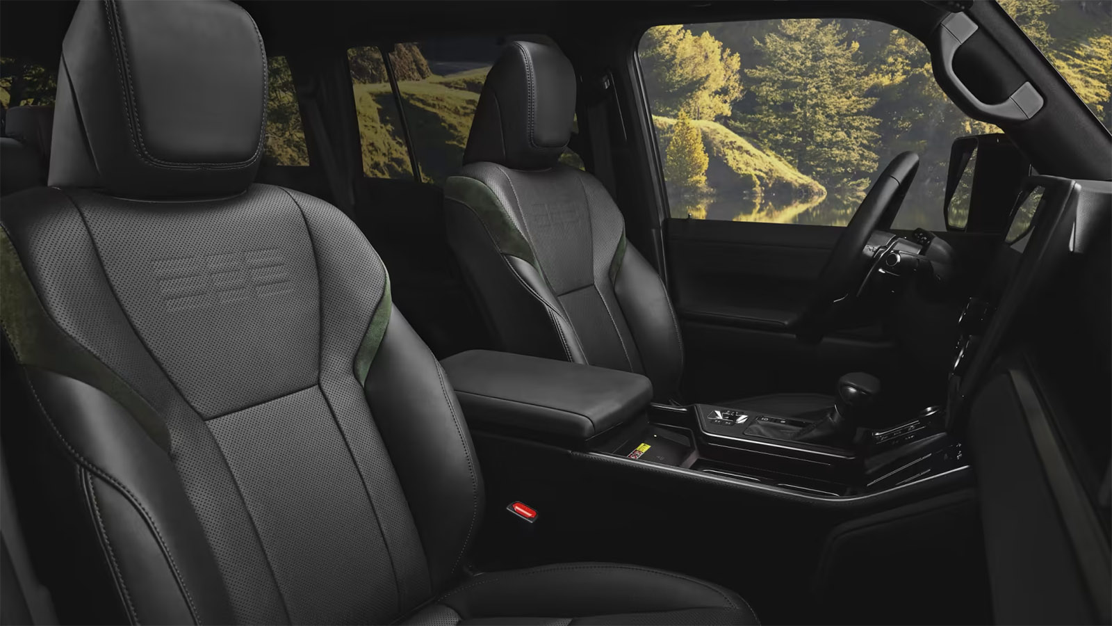 Khoang nội thất Lexus GX550 2024 cũng sử dụng các đường nét thiết kế vuông vức và chắc chắn, đậm chất Off-road
