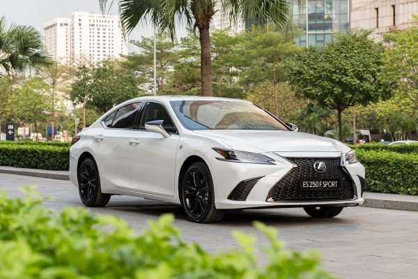 ES250 Fsport mạnh mẽ trên mọi hành trình