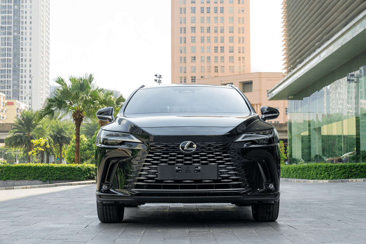 Họa tiết mắt lưới trong lưới tản nhiệt cũng là điểm nhấn đáng chú ý trên Lexus RX 2023.