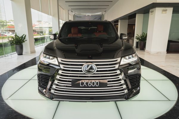 Giá xe LX600 mẫu SUV hạng sang cỡ lớn của Lexus